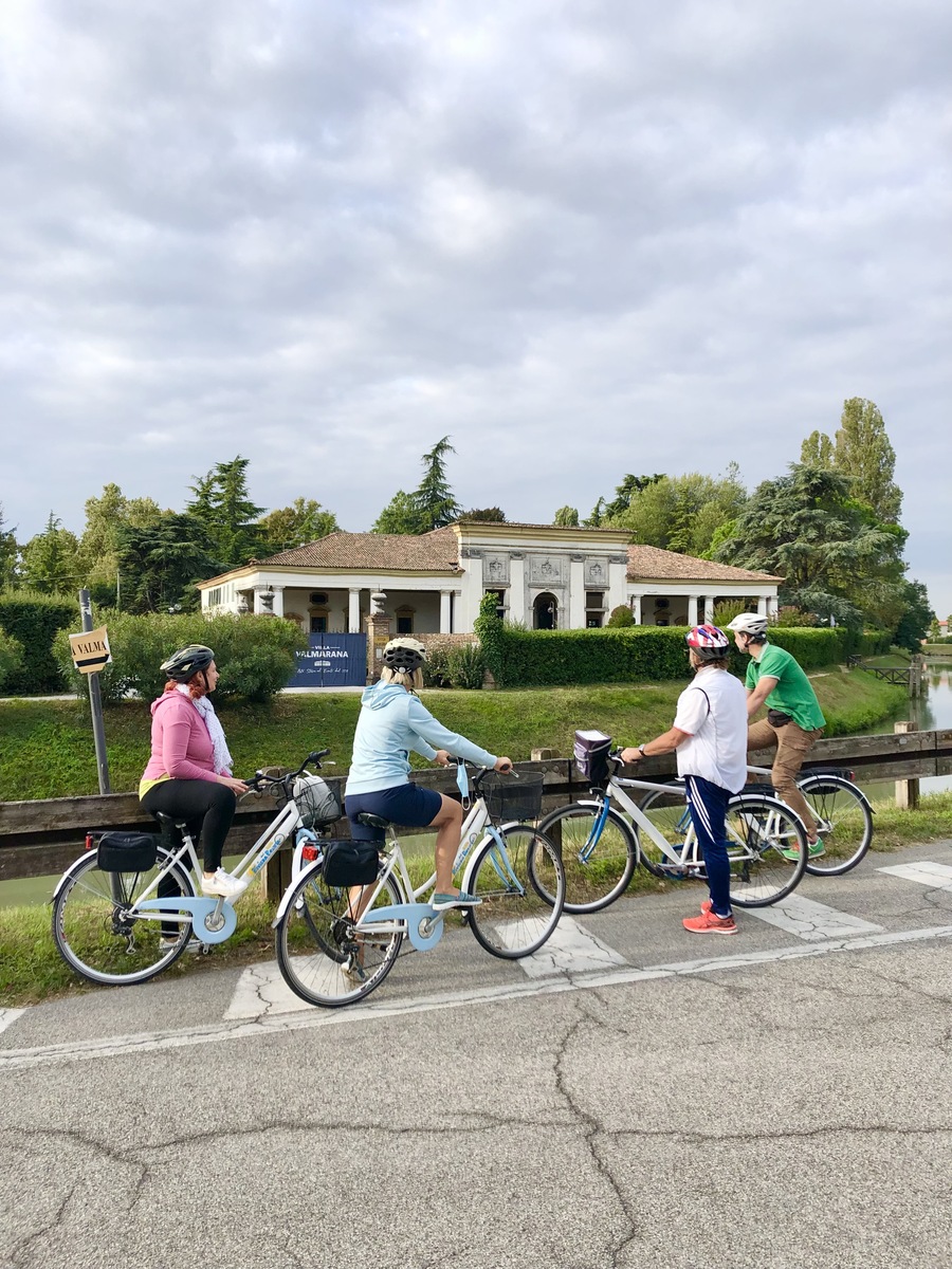 cicloturisti di fronte a Barchessa Valmarana (1) (1)