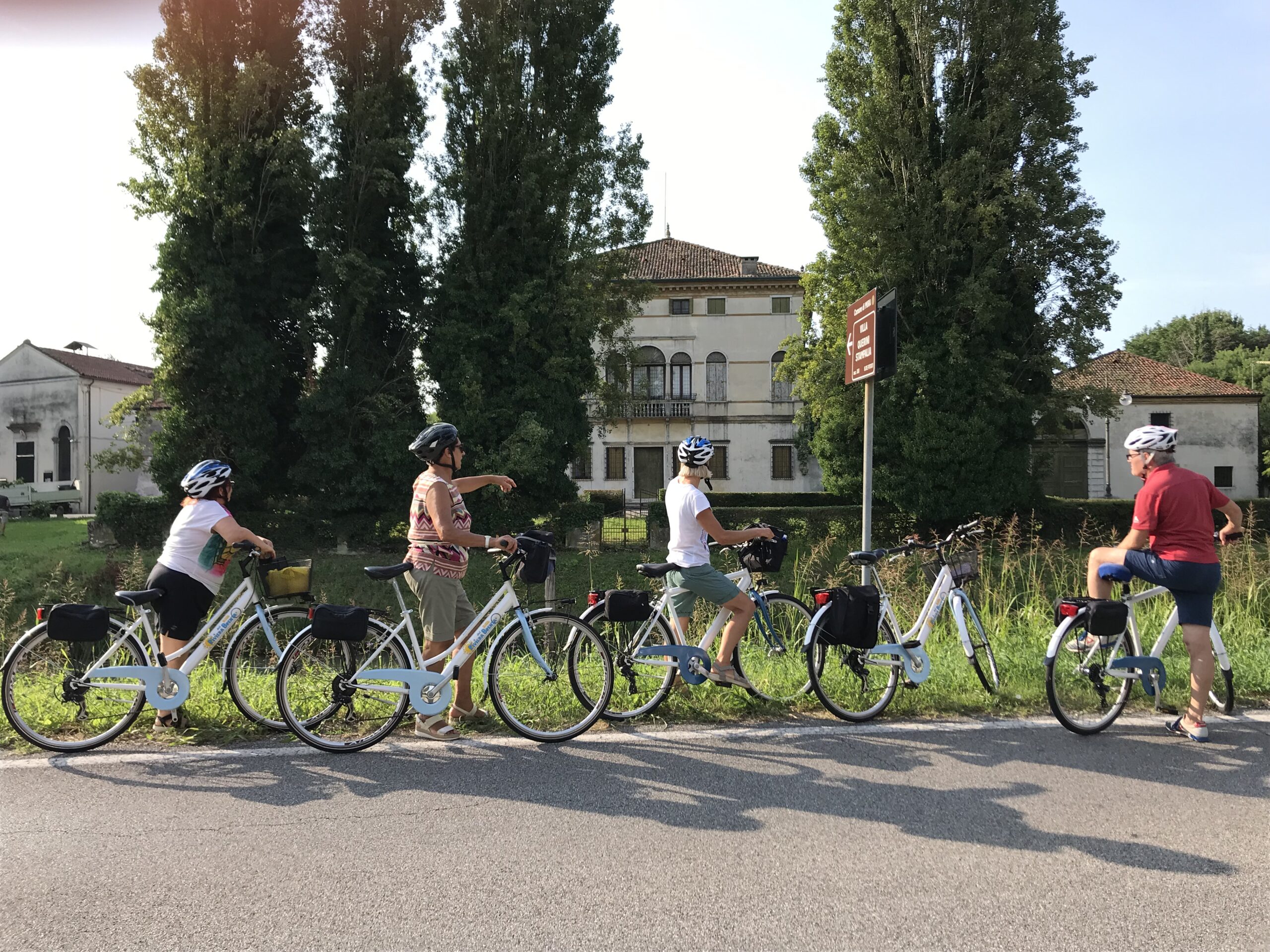 Cicloturisti di fronte a villa veneta